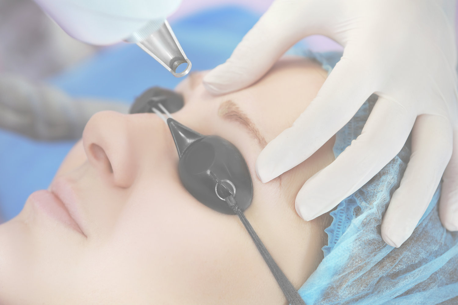 Master with professional tattoo removal laser
